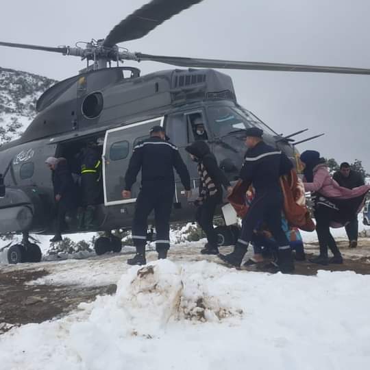 بالصور..مروحية الدرك لانقاذ سيدة باغتها المخاض وسط الثلوج في جبال تيزي وسلي