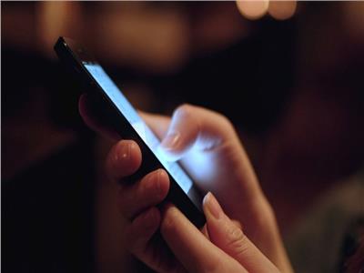 تعرفوا على التأثير الكبير الذي يسببه التحديق في شاشة الهاتف طويلا