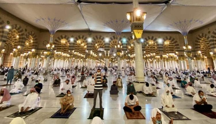 السعودية تسمح بإقامة صلاة التراويح بالمسجد النبوي الشريف