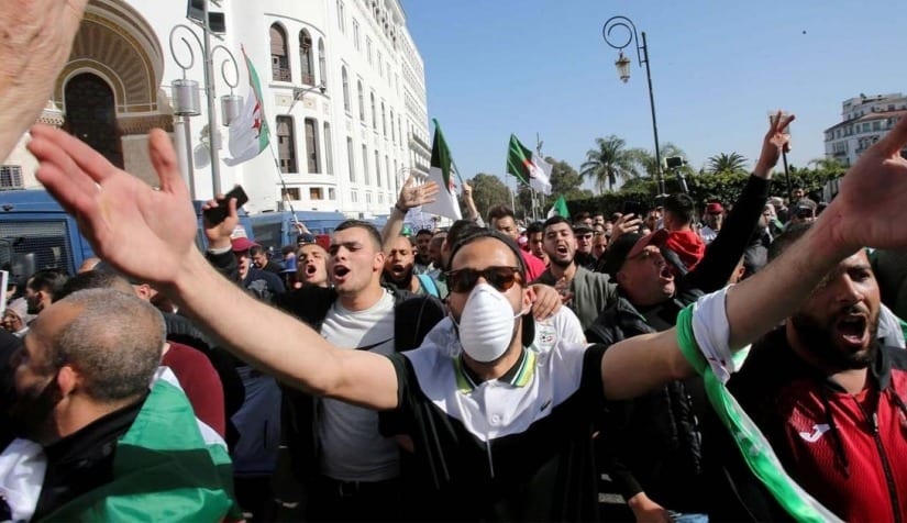 مئات الطلبة يتظاهرون بالجزائر العاصمة للمطالبة برحيل النظام