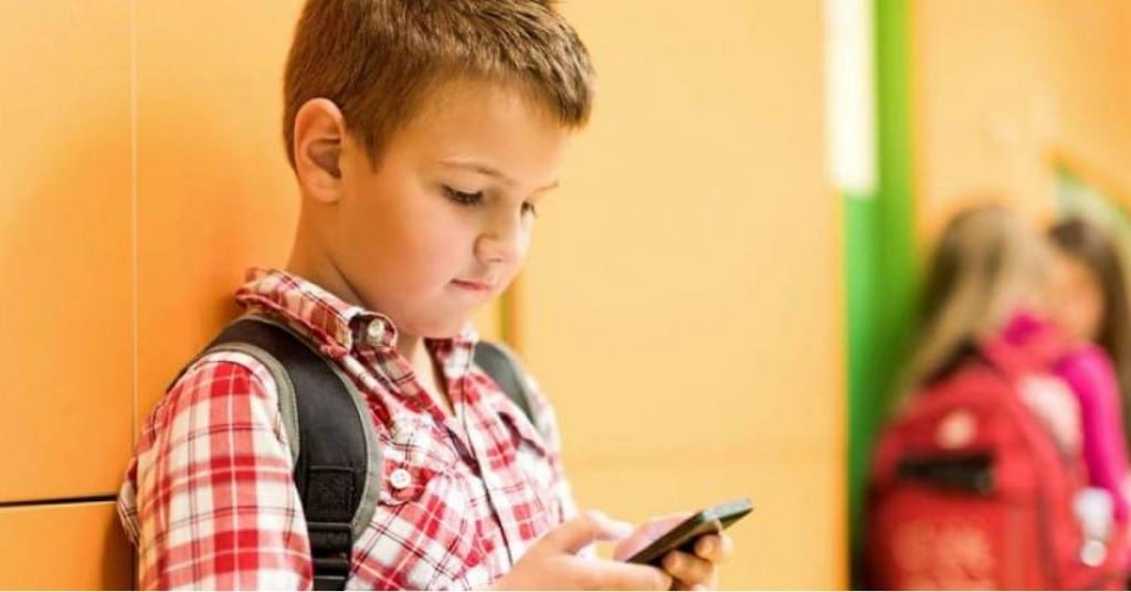 ردوا بالكم.. خطورة الهواتف الذكية على بصر الأطفال