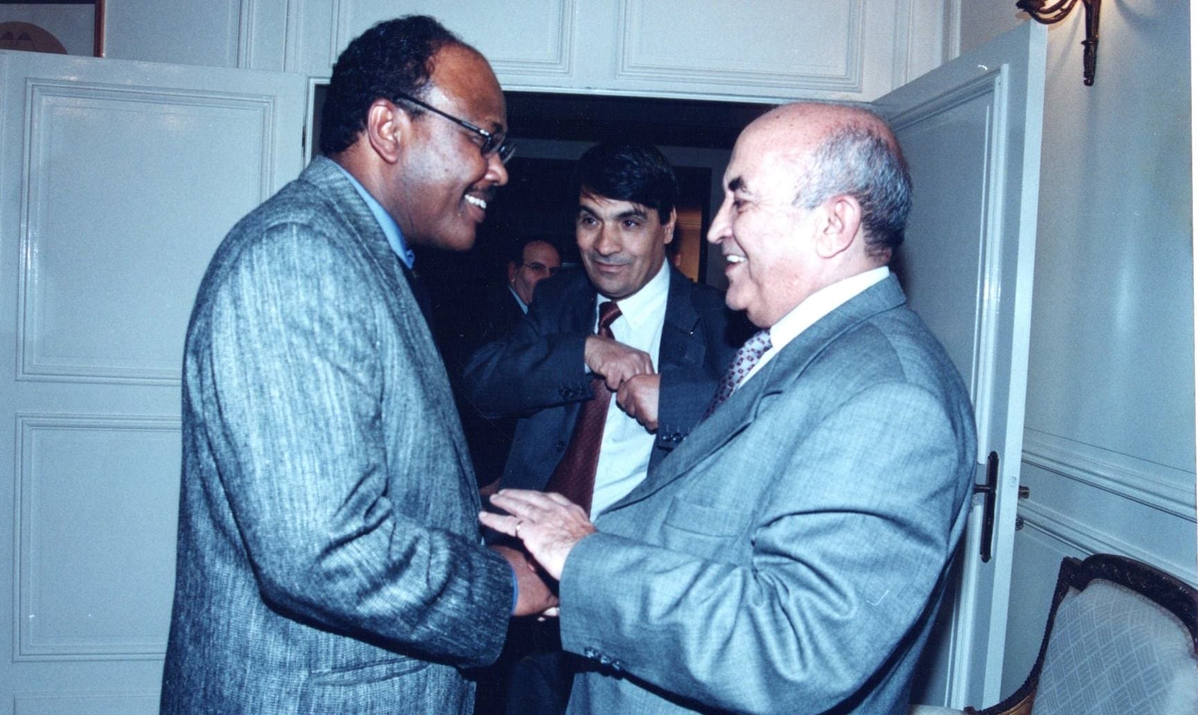 طلحة جبريل يكتب.. سَالْ مِنْ ثَمَرِها الذَّهَبِ