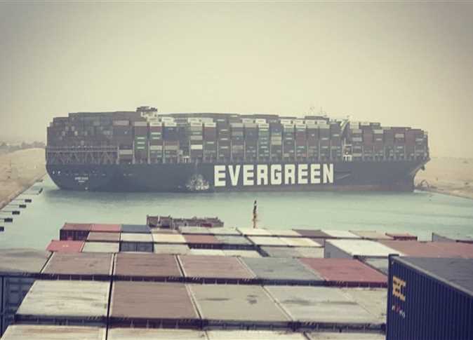 شاهد.. سفينة حاويات عملاقة تعطّل حركة الملاحة في قناة السويس