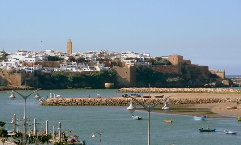 بقع سوداء تطفو على واد بورقراق تثير مخاوف وقلق الساكنة