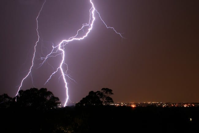 قلعة السراغنة.. صاعقة برق تقتل شخصين وإصابة 6 آخرين 