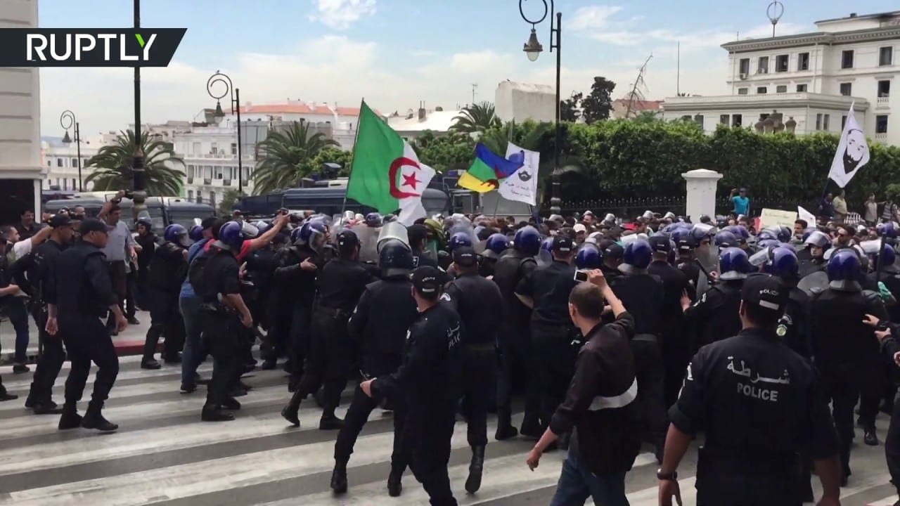 الجارة الشرقية.. وفاة شاب أضرم النار في جسده يؤجج المواجهات بين المحتجين والشرطة