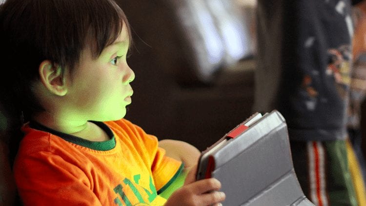 دراسة.. خطر جديد يهدد الأطفال مدمني الأجهزة الذكية