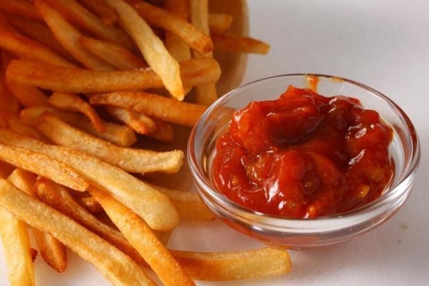 ردوا بالكم.. تناول “الكاتشب” بكثرة مع الطعام يسبب هذه الأمراض