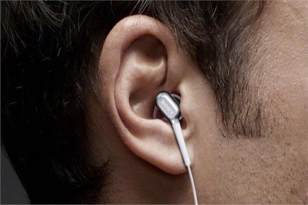 ردوا بالكم.. من مخاطر استخدام سماعات الأذن لفترات طويلة