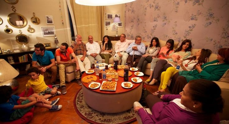 بعيدا عن لمة الأهل في رمضان.. قلوب تقاوم الوحدة بالعلم والعمل