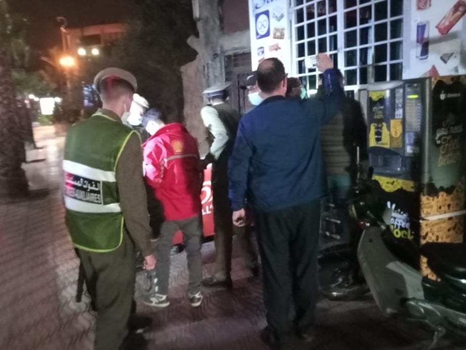 القضية فيها الشيشة.. اعتقالات إثر مداهمة مقهى ليلا