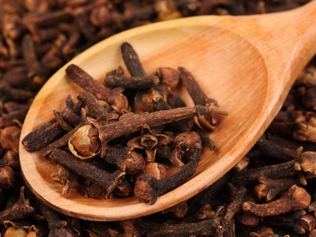 تعرفوا على  فوائد شرب الماء الدافئ مع القرنفل قبل النوم