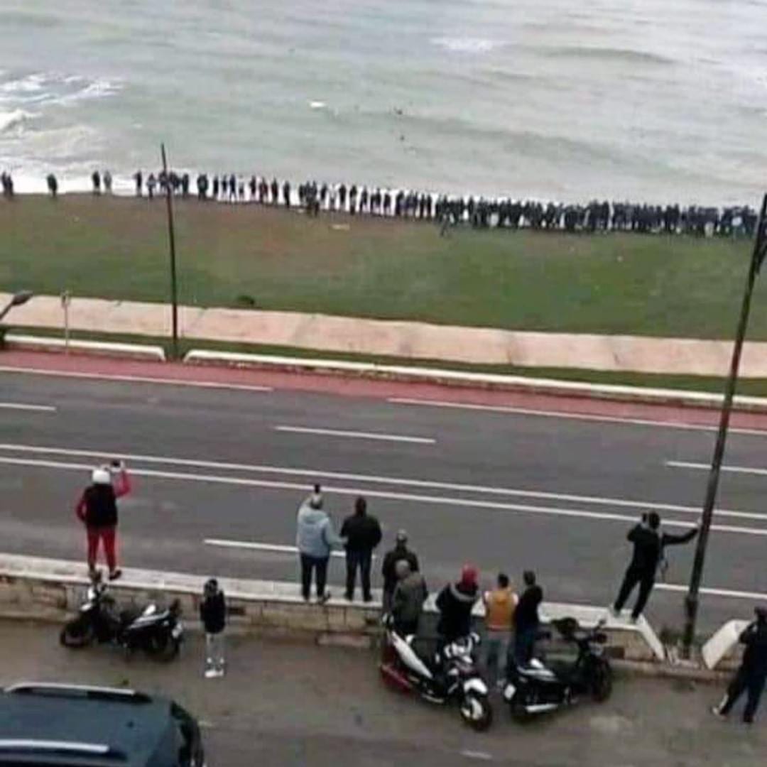 وفاة شاب خلال “الهجرة الجماعية” لأزيد من 70 شخصا في الفنيدق سباحة نحو سبتة