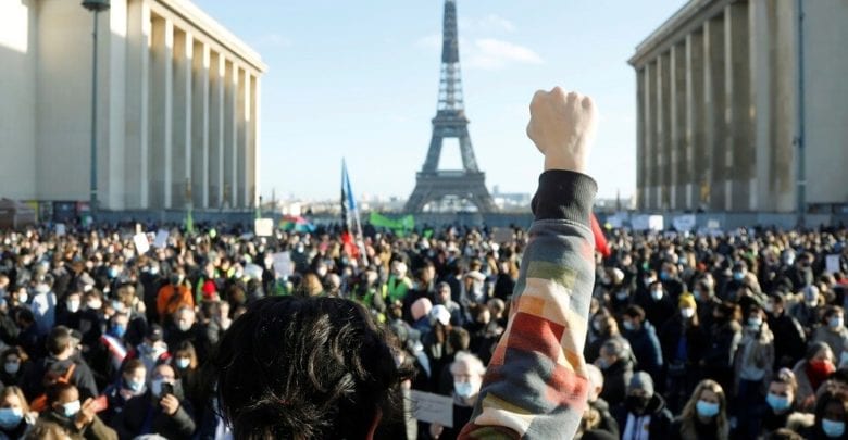 رغم الإحتجاجات.. البرلمان الفرنسي يقر قانون “الأمن الشامل” المثير للجدل