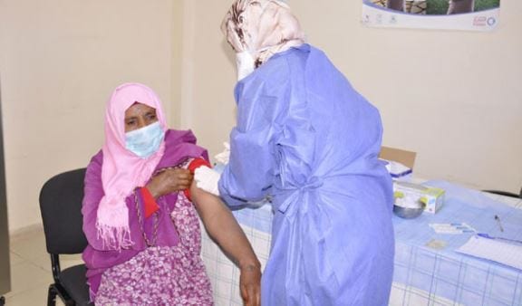 هام للمغاربة.. توسيع الفئة المستهدفة بالتلقيح لتشمل البالغين بين 55 و 60 عاماً