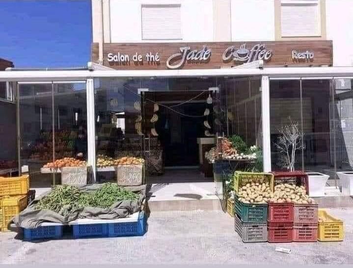 قالت الصورة.. صاحب مقهى يحوّل نشاطه إلى بيع الخضر والفواكه بعد قرار الإغلاق في رمضان