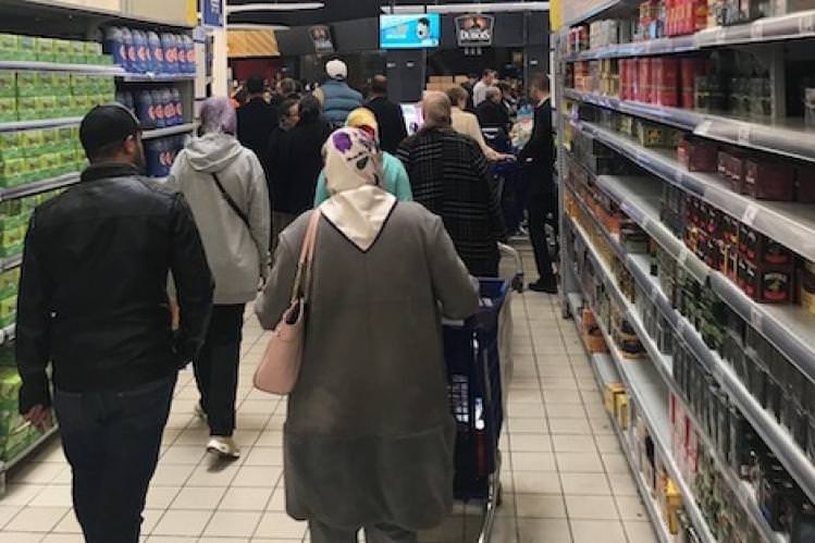 تجار التجزئة الكبار “يقتحمون” سوق رمضان