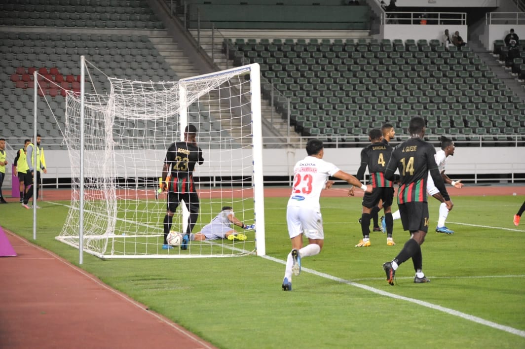 البطولة الإحترافية. حسنية أكادير يهزم الجيش بالمجمع الرياضي الأمير مولاي عبد الله