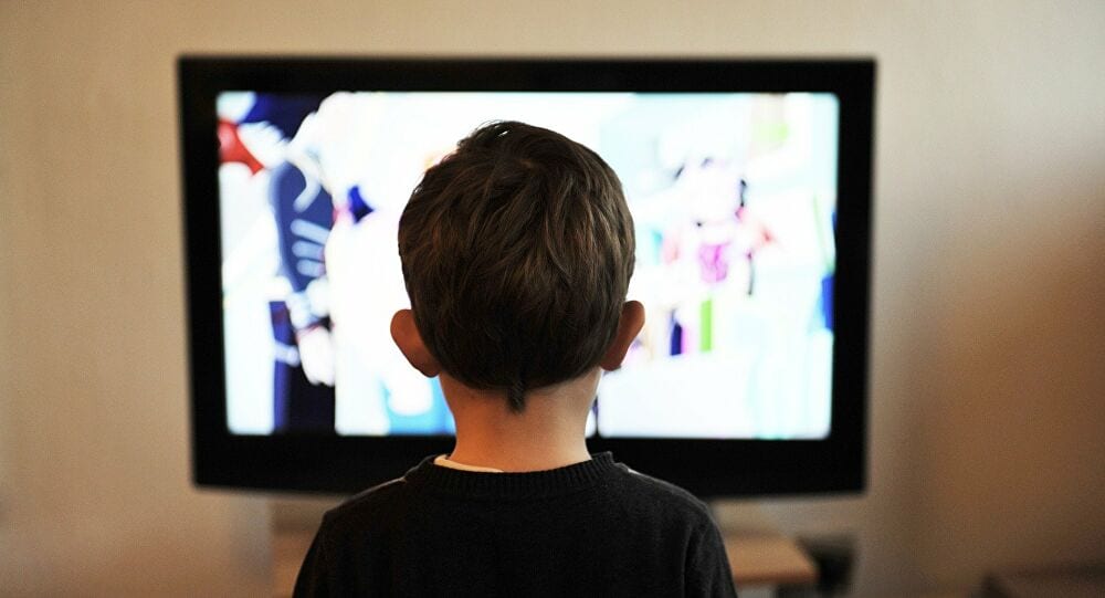 ردوا بالكم.. مخاطر ترافق الأطفال مدى حياتهم بسبب جلوسهم أمام التلفاز لساعات طويلة