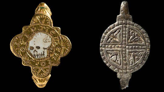 بينها خاتم ذهبي “مخيف”.. العثور على كنوز فريدة من العصور الوسطى لا تقدّ بثمن