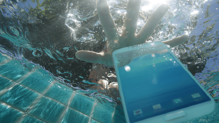 ها كيفاش.. تصلح هاتفك في حال أسقطته في الماء 