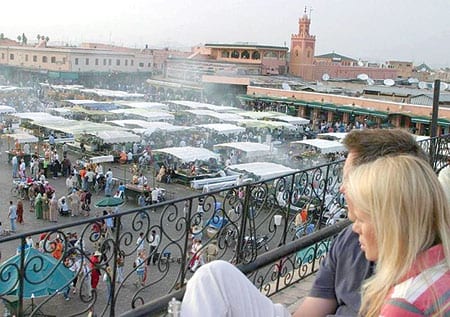 فاعلون ومهتمّون يطالبون برد الاعتبار لساحة “جامع الفنا” ولفنّ الحلقة