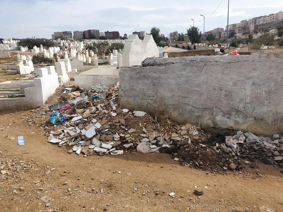 يسيّرها “البيجيدي”.. جماعة تبني سورا فوق القبور ومطالبات بفتح تحقيق