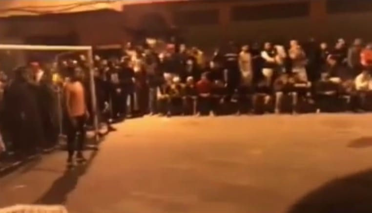 مراكش.. إقامة مباراة كروية ليلا بحضور جماهير غفيرة تنتهي بتدخّل الأمن