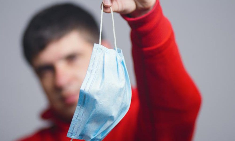 منها الطفح الجلدي.. مواد كيميائية سامة في بعض أقنعة الوجه تسبب أمراض خطيرة