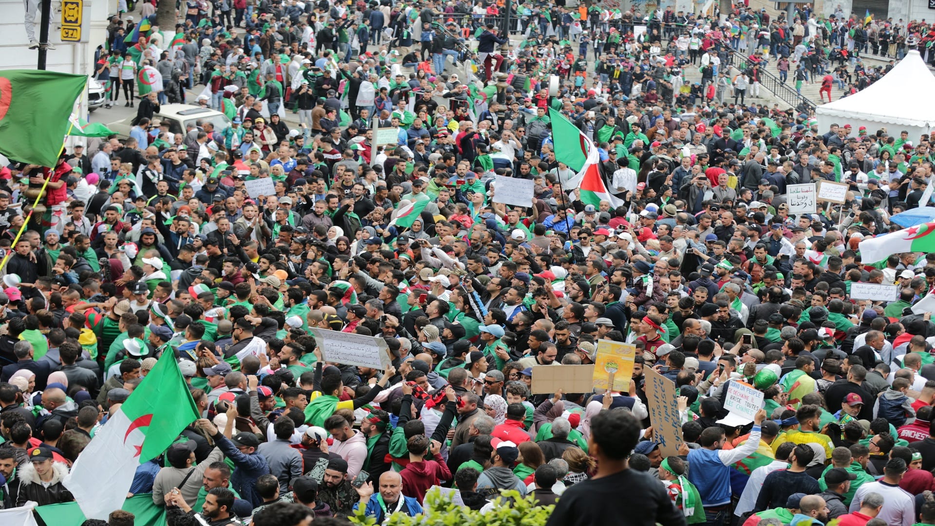 حراك.. الجزائريون يجددون في الجمعة 113 للحراك الشعبي المطالبة برحيل النظام