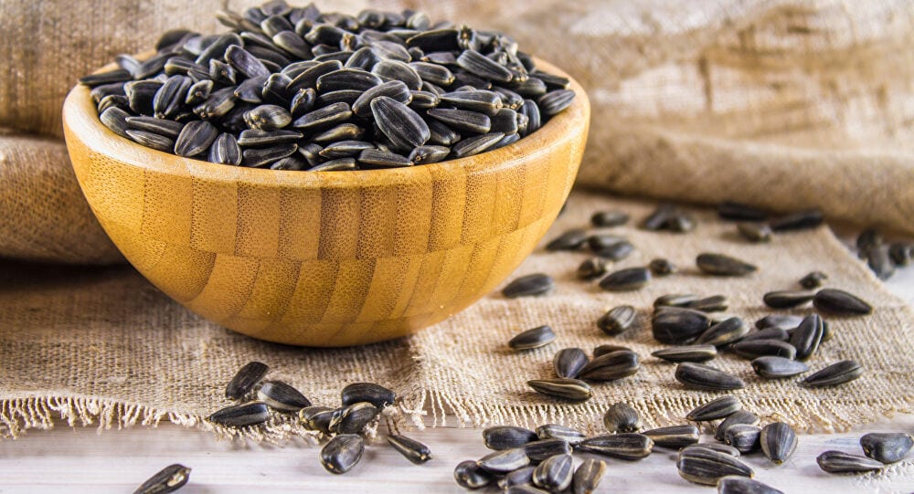تعرفوا على مخاطر الإفراط في تناول بذور عباد الشمس