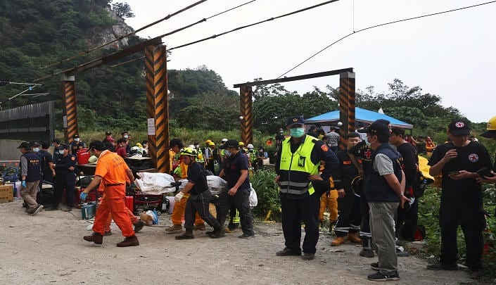 هادشي ماشي هنا.. قطار يزيغ عن السكة ويتسبب في مقتل أزيد من 50 شخصا