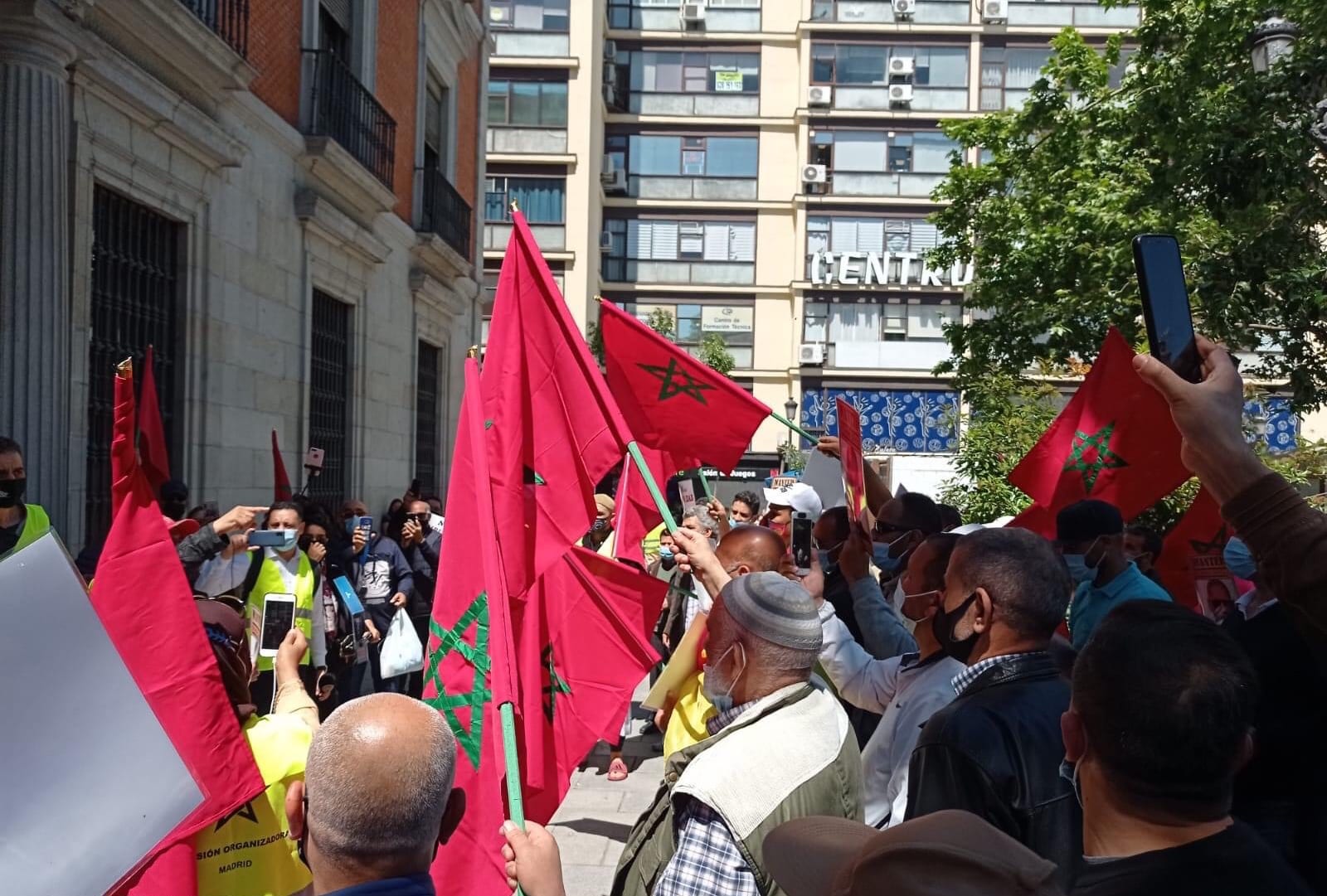 بالصور.. مغاربة يتظاهرون أمام محكمة إسبانية للمطالبة باعتقال “الرخيص” الذي أدخل إلى البلاد بهوية واسم مزيفين