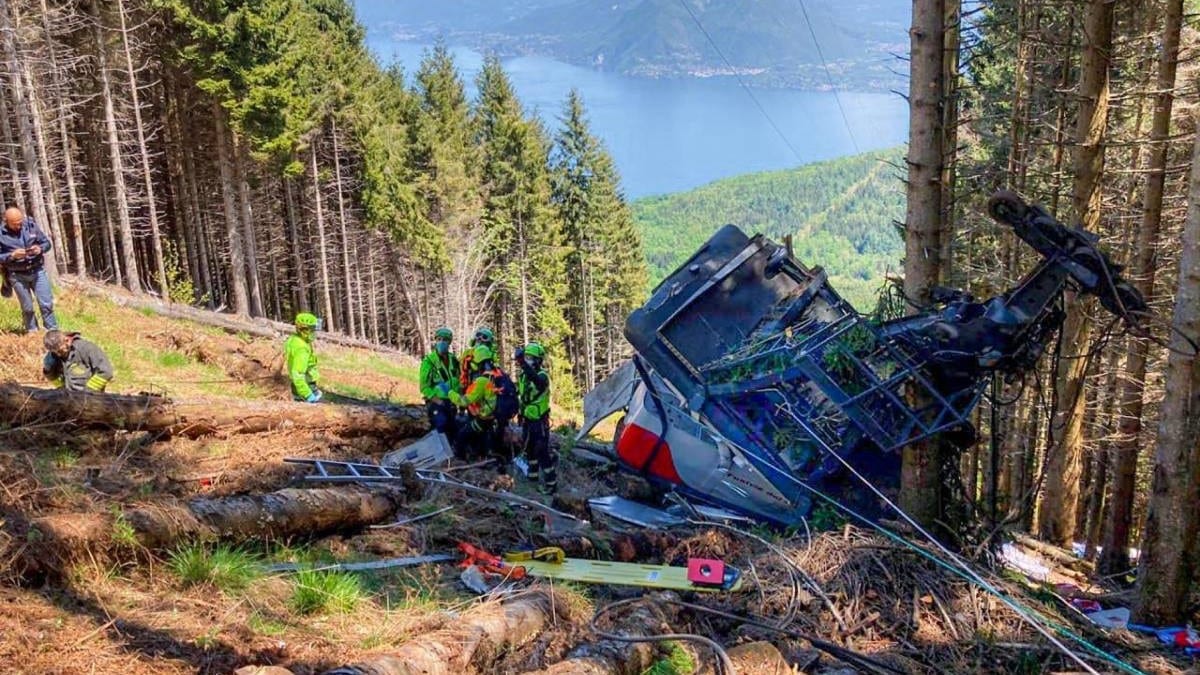 إيطاليا..13 قتيلا وجريحين في حادث سقوط قاطرة تلفريك بمنتج سياحي