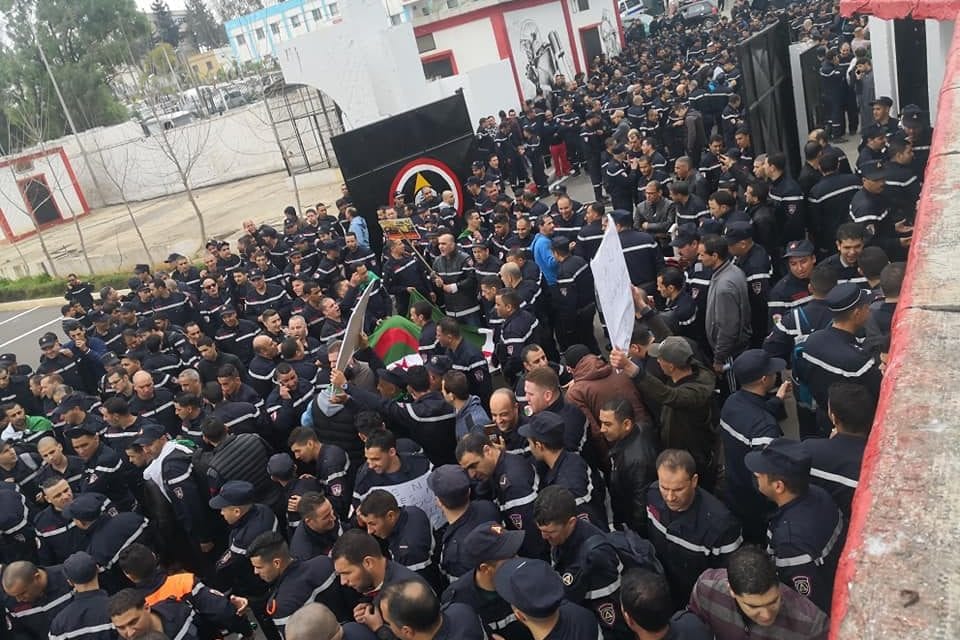 الجزائر.. “قمع” مسيرة حاشدة لأعوان الحماية المدنية في العاصمة