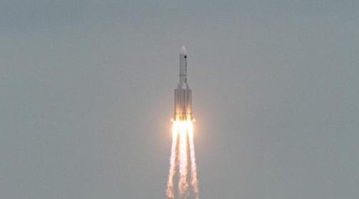 الصّاروخ الصيني “الخارج عن السيطرة”.. بكين تقلل من المخاوف بشأن مخاطر سقوطه