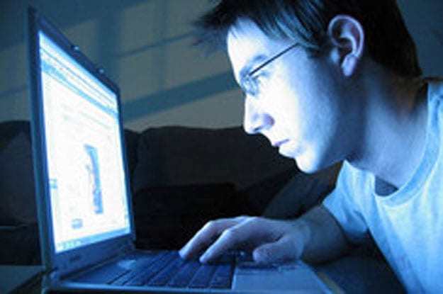 ردوا بالكم.. وهج الشاشات يشوّش الرؤية ويزيد الصداع