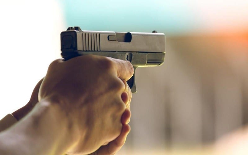 العيون.. الرصاص الحي لإيقاف سائق سيارة بترقيم مزور عرض حياة المواطنين والشرطة للخطر