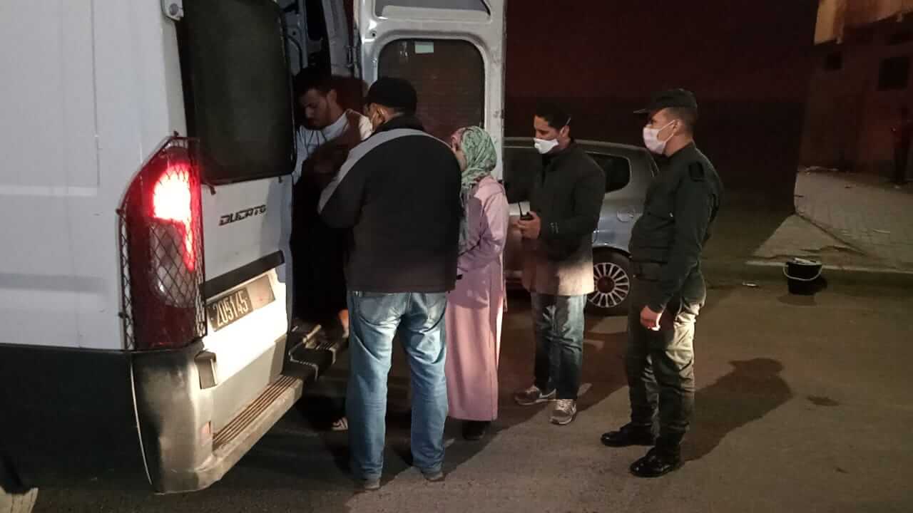 أمن مراكش يوقف عشرات المتورّطين في خرق الطوارئ ورشق سيارات وشاحنات بالحجارة