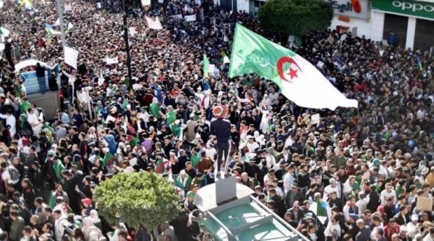الجزائريون يخرجون في مسيرات حاشدة في الجمعة الـ117 للحراك الشعبي رغم القمع