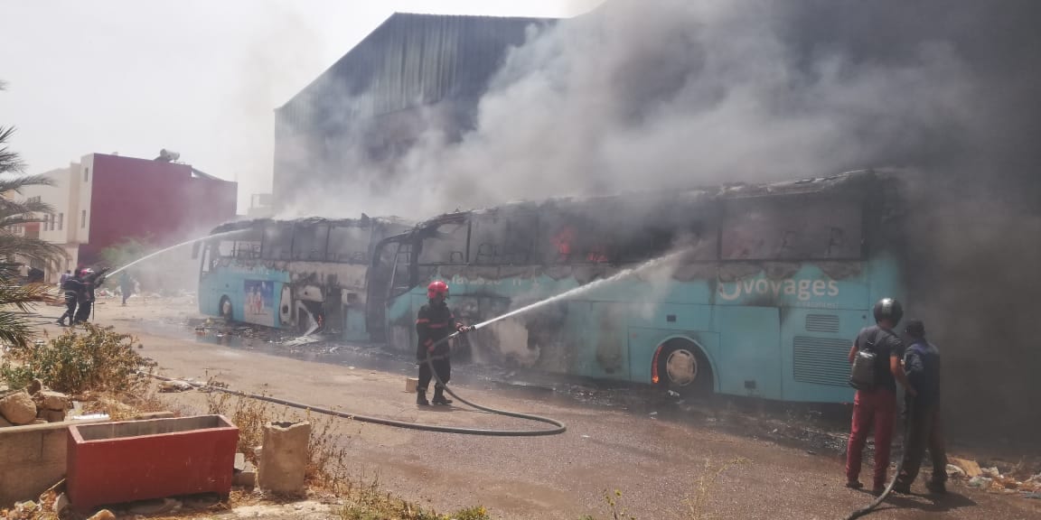 شاهد.. النيران تلتهم حافلتين بالحي الصناعي تاسيلا بأكادير