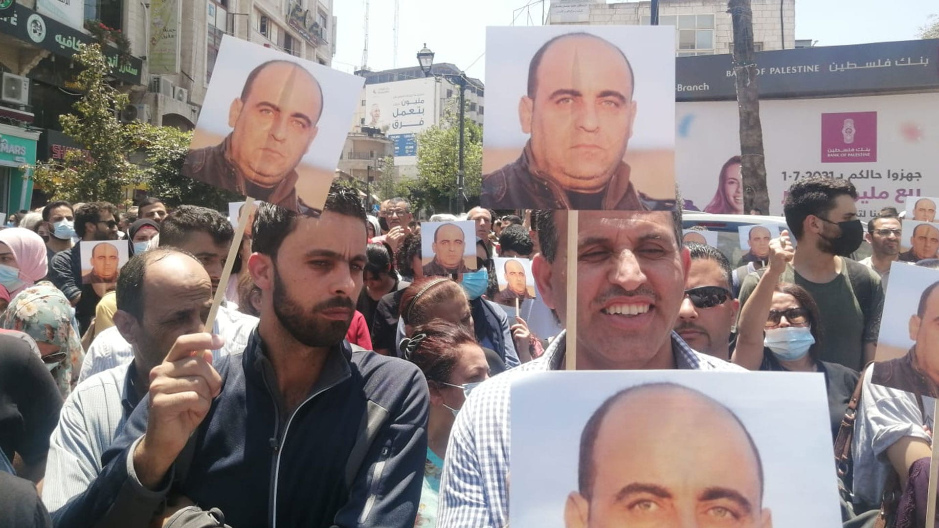 فلسطينيون يتظاهرون لليوم الثالث على التوالي بعد وفاة الناشط نزار بنات