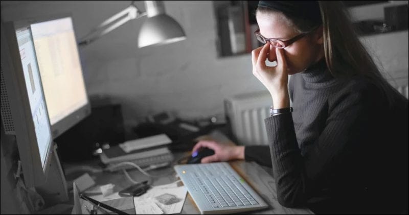 ردوا بالكم.. ها كيفاش يمكن للتحديق في الشاشات أن يؤثر على رؤيتكم