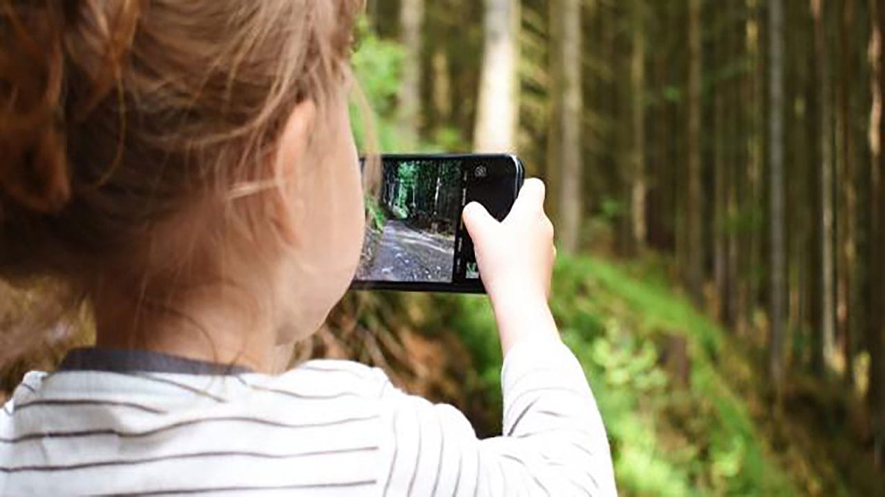 خبراء.. ها شحال العمر المناسب لاقتناء الهاتف الذكي للأطفال