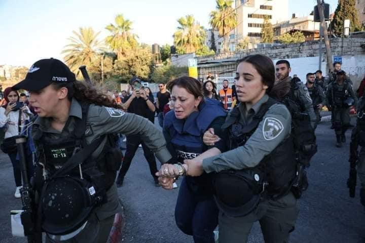 عاجل.. قوات الإحتلال الإسرائيلي تعتقل مراسلة الجزيرة وتحطم كاميرا القناة في حي الشيخ جراح (فيديو)