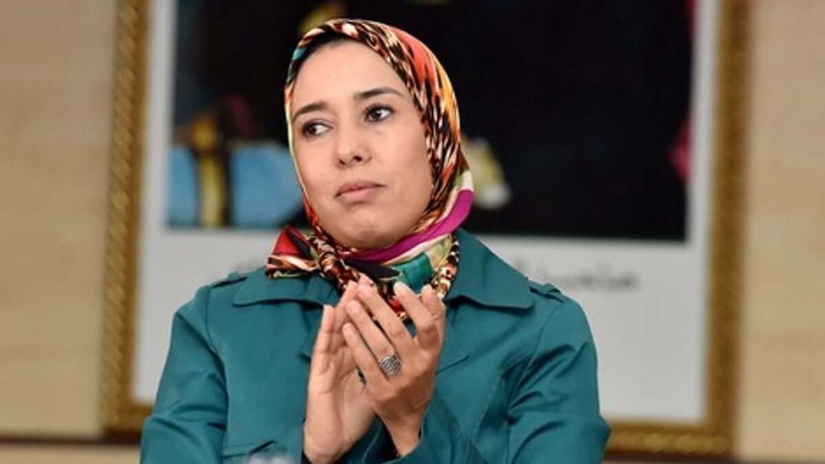 ماء العينين توجه مدفعيتها صوب البرلمان وتصف طريقة اشتغاله بـ “المعطوبة”