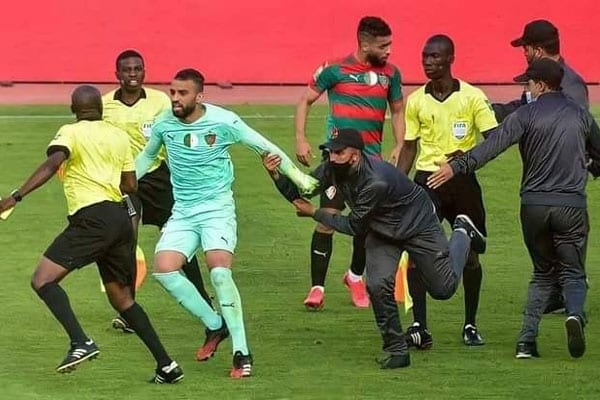 بسبب الاعتداء على الحكم.. الكاف يوقف لاعبين جزائريين لمدة عام