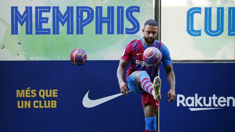 ديباي.. رسميا ببرشلونة لمدة عامين