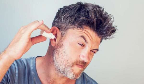 تعرفوا عليها.. طريقة سهلة لعلاج انسداد الأذن الشمعي