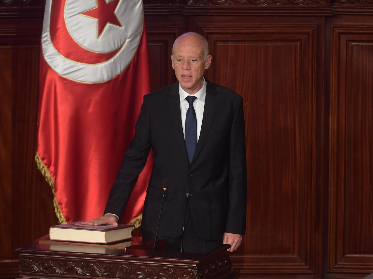 الرئيس التونسي يعفي رئيس الحكومة من مهامه ويعلن عن تجميد عمل البرلمان